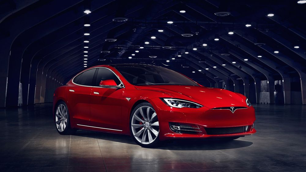 Tesla Model S успя да измине 900 км с едно зареждане
